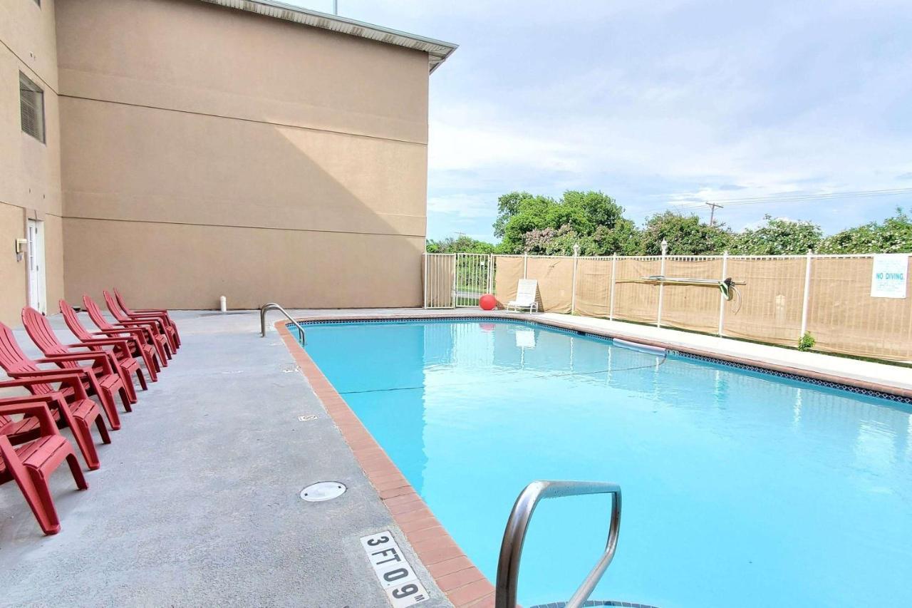 Super 8 By Wyndham Temple I-35 Exterior foto